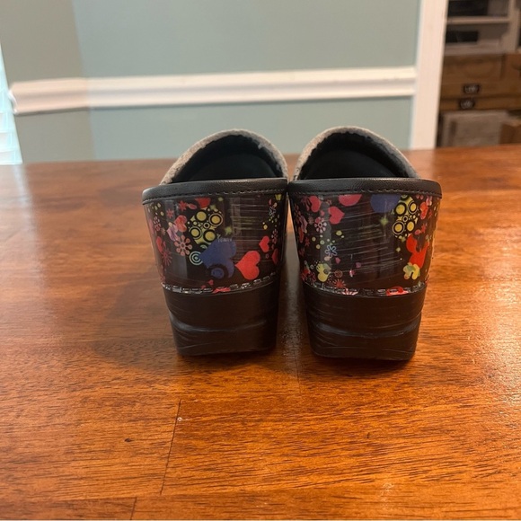 Dansko Valentine hearts red pink purple black clogs size 36 ladies 5.5-6 - Picture 2 of 12